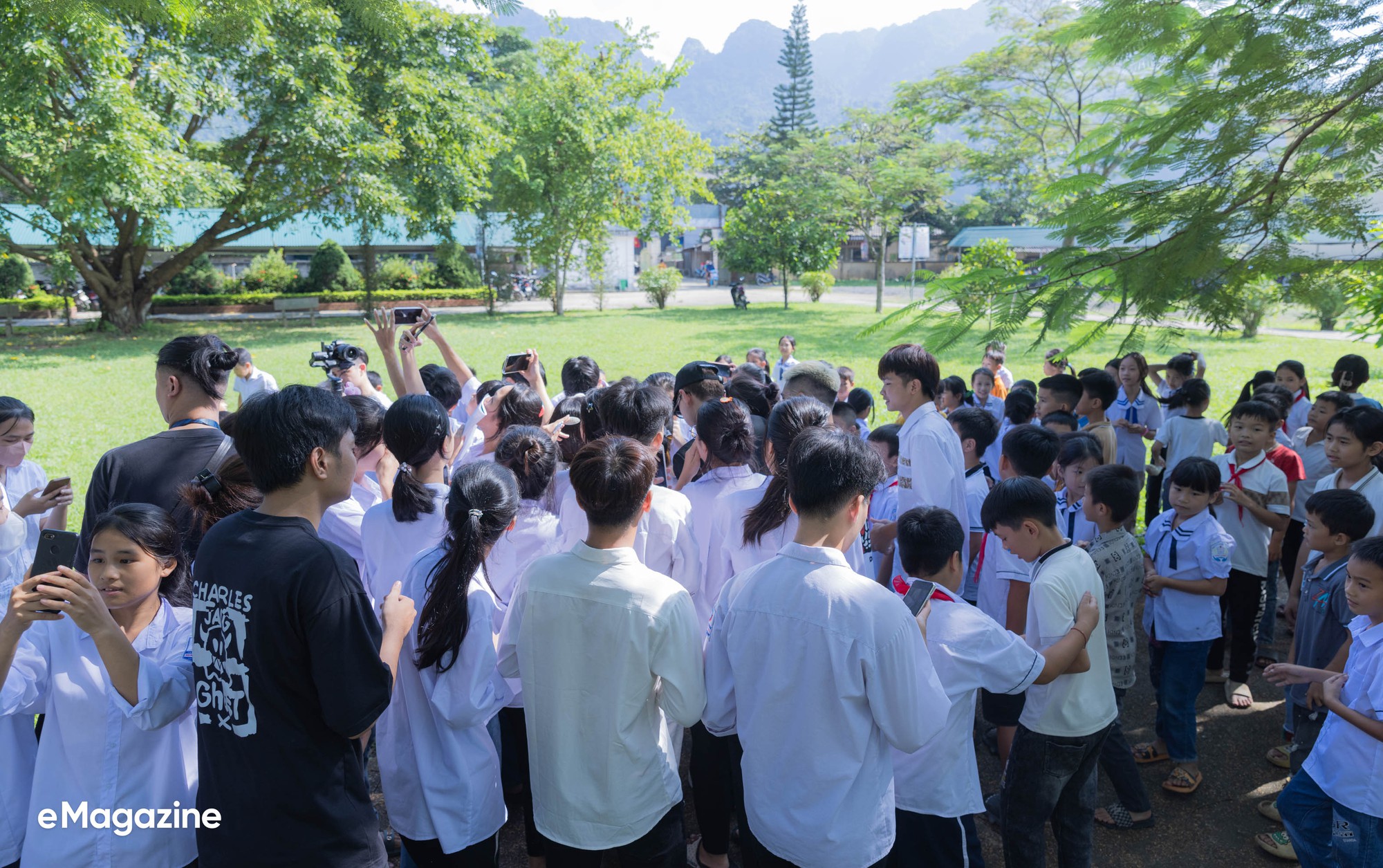 Về quê cùng người miền núi chất Double2T: Lần đầu đem tiền cho mẹ, mang cúp tặng cha và hát trước hàng nghìn người!-13