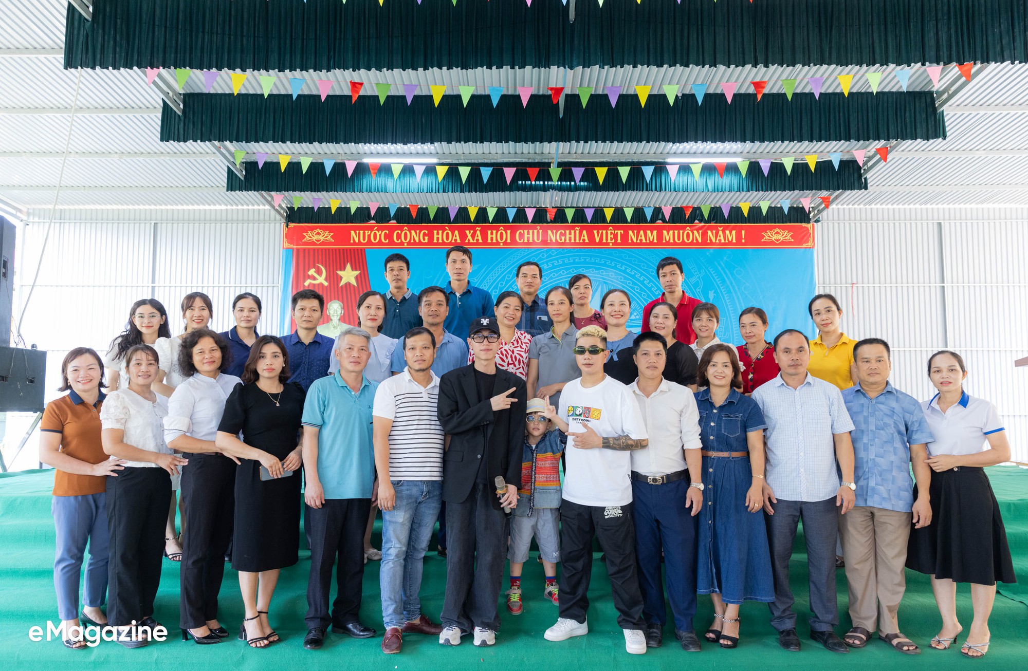 Về quê cùng người miền núi chất Double2T: Lần đầu đem tiền cho mẹ, mang cúp tặng cha và hát trước hàng nghìn người!-14