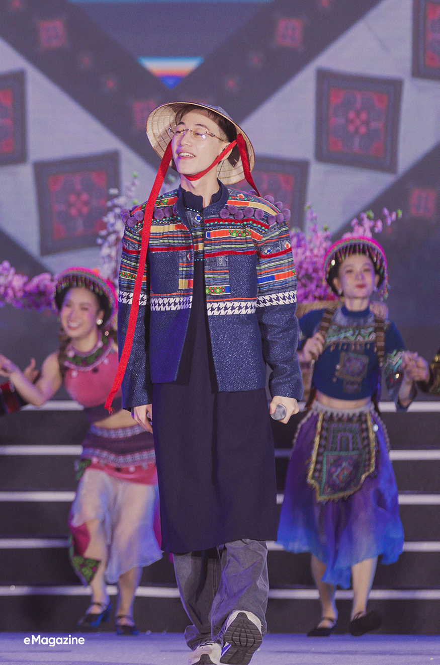 Về quê cùng người miền núi chất Double2T: Lần đầu đem tiền cho mẹ, mang cúp tặng cha và hát trước hàng nghìn người!-17