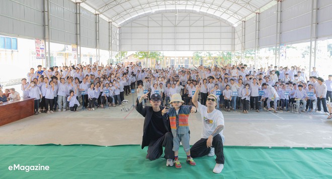 Về quê cùng người miền núi chất Double2T: Lần đầu đem tiền cho mẹ, mang cúp tặng cha và hát trước hàng nghìn người!-19