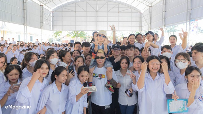 Về quê cùng người miền núi chất Double2T: Lần đầu đem tiền cho mẹ, mang cúp tặng cha và hát trước hàng nghìn người!-23