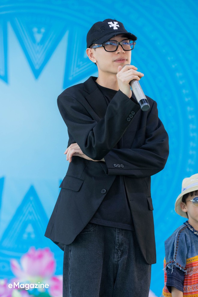 Về quê cùng người miền núi chất Double2T: Lần đầu đem tiền cho mẹ, mang cúp tặng cha và hát trước hàng nghìn người!-24