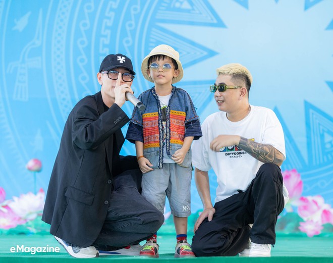 Về quê cùng người miền núi chất Double2T: Lần đầu đem tiền cho mẹ, mang cúp tặng cha và hát trước hàng nghìn người!-27