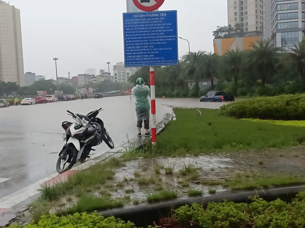 Tài xế Việt than trời, chia sẻ hình ảnh độc lạ trên đường ngày mưa ngập-1