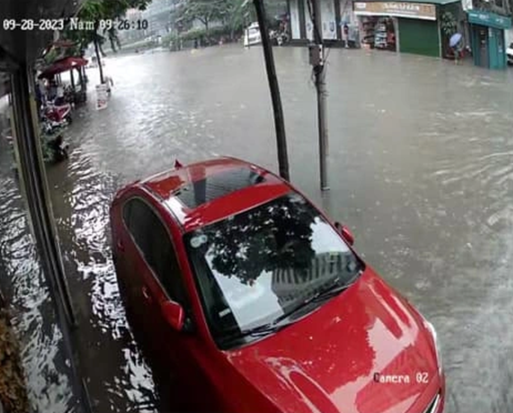 Tài xế Việt than trời, chia sẻ hình ảnh độc lạ trên đường ngày mưa ngập-3