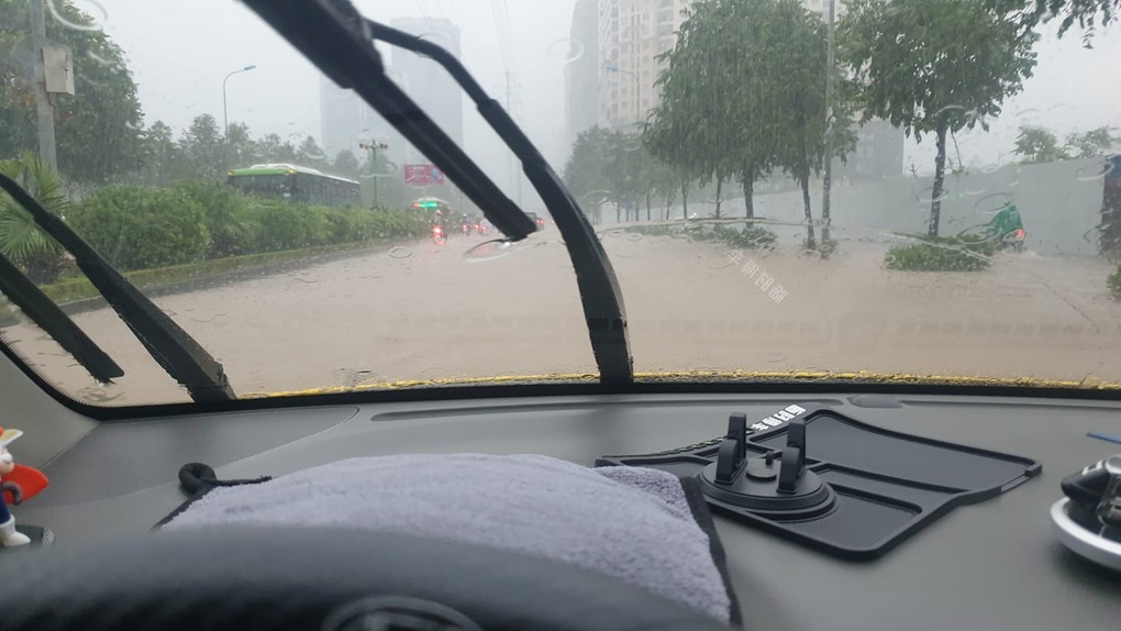 Tài xế Việt than trời, chia sẻ hình ảnh độc lạ trên đường ngày mưa ngập-2