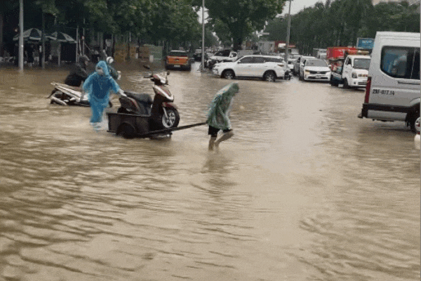 Cô gái kể gần 1 giờ ngồi trên nóc capo ô tô giữa biển nước ở Hà Nội-2