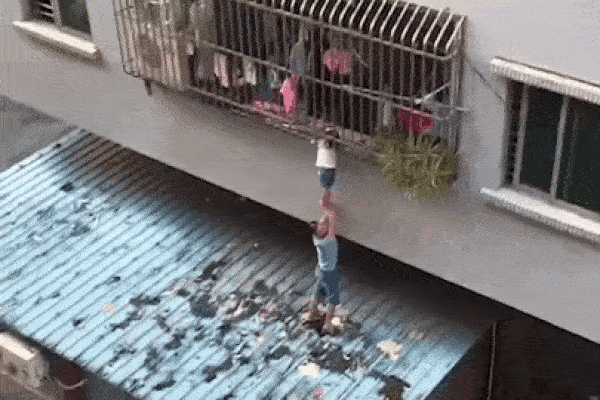 Clip: Đám đông hợp sức nâng ô tô giải cứu bé gái mắc kẹt dưới gầm-1