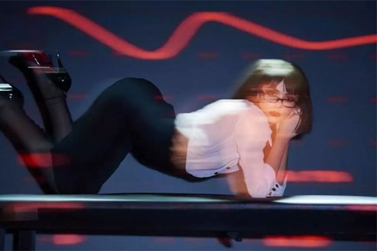 Lisa nhóm BlackPink cởi đồ, ném quần áo vào khán giả ở hộp đêm