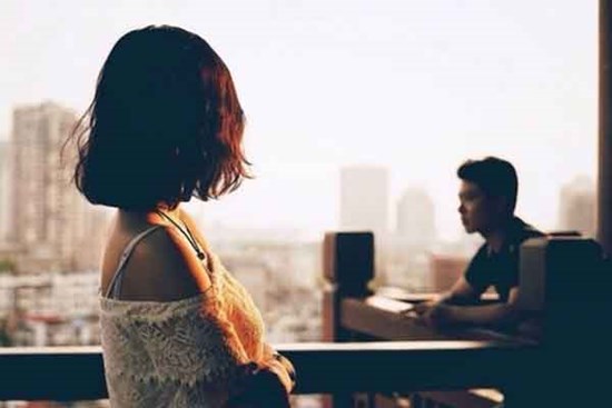 Chồng tiếc tiền cho vợ sinh con bệnh viện 