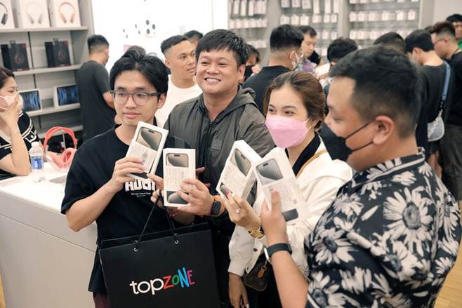 iPhone 15 đến tay người Việt trong đêm-1