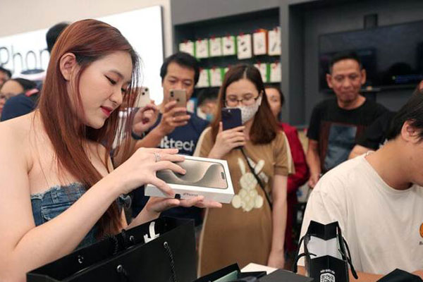 Chủ cửa hàng nói gì trước tin đồn iPhone 15 đội giá hàng triệu đồng do khan hàng?-2