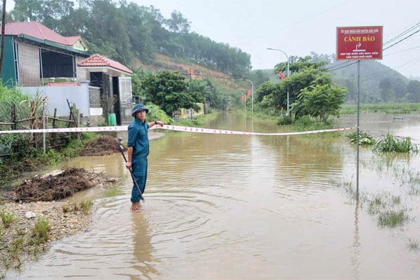 Hàng nghìn học sinh vùng hạ du Nghệ An nghỉ học vì nước lũ dâng cao-2
