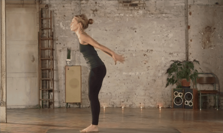 Động tác Yoga mô phỏng cái ghế giúp siết mỡ bụng, săn chắc đùi hiệu quả-2