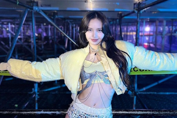 Gia đình bạn trai tỷ phú và Jennie đến xem Lisa (BLACKPINK) nhảy thoát y đêm cuối-3