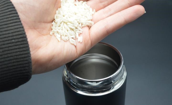 Cho nắm gạo vào bình giữ nhiệt, không ngờ có tác dụng thần kỳ đến vậy, nhiều người không biết tưởng nghịch dại-1