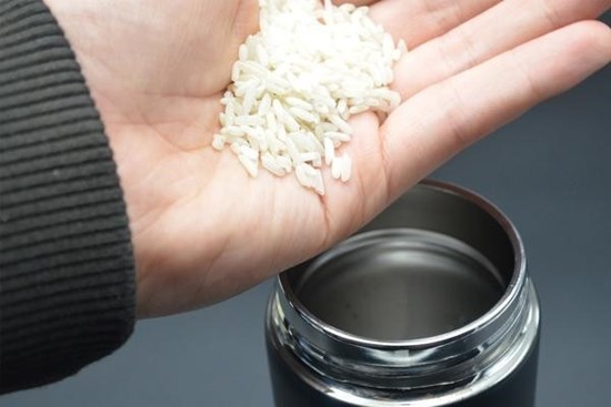Cho nắm gạo vào bình giữ nhiệt, không ngờ có tác dụng thần kỳ đến vậy, nhiều người không biết tưởng nghịch dại