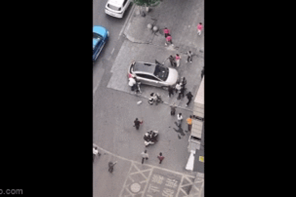 Bé gái 5 tuổi phản ứng nhanh cứu em trai suýt lao xuống cầu thang-1