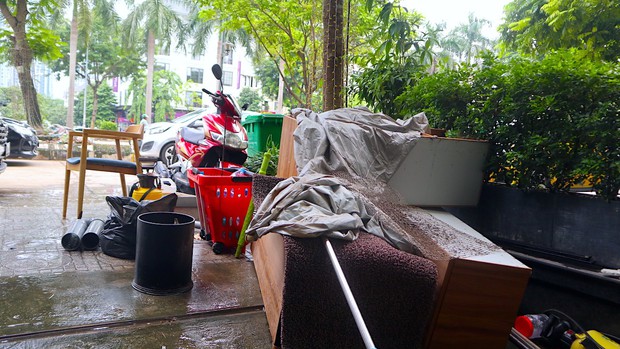 Sau mưa lớn, người dân ở khu biệt thự triệu đô vẫn phải lội nước vớt đồ-2