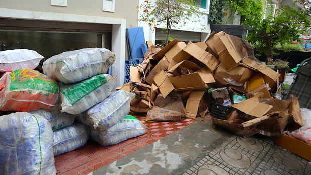 Sau mưa lớn, người dân ở khu biệt thự triệu đô vẫn phải lội nước vớt đồ-4
