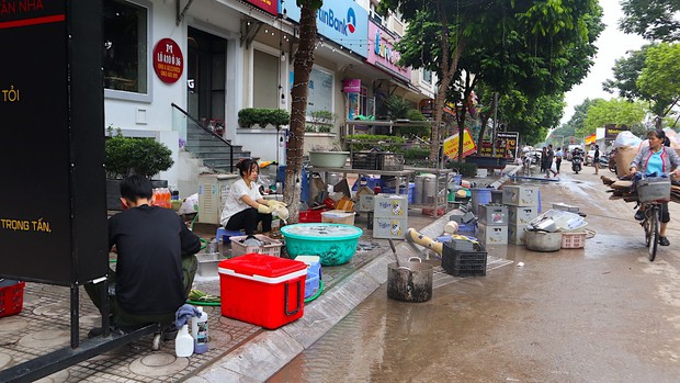 Sau mưa lớn, người dân ở khu biệt thự triệu đô vẫn phải lội nước vớt đồ-7