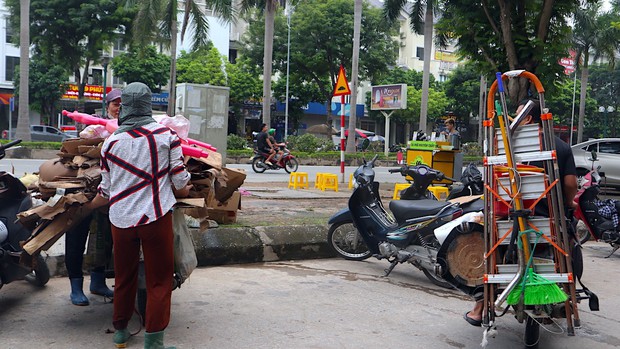 Sau mưa lớn, người dân ở khu biệt thự triệu đô vẫn phải lội nước vớt đồ-10