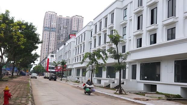 Sau mưa lớn, người dân ở khu biệt thự triệu đô vẫn phải lội nước vớt đồ-11