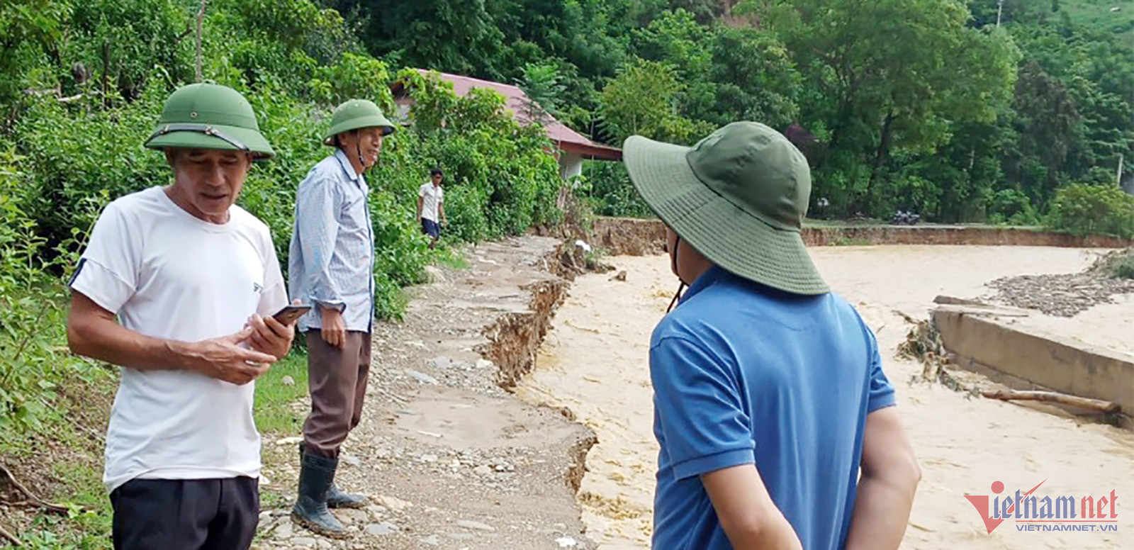 Mưa lũ tàn phá miền Trung, người dân oằn mình khắc phục-4