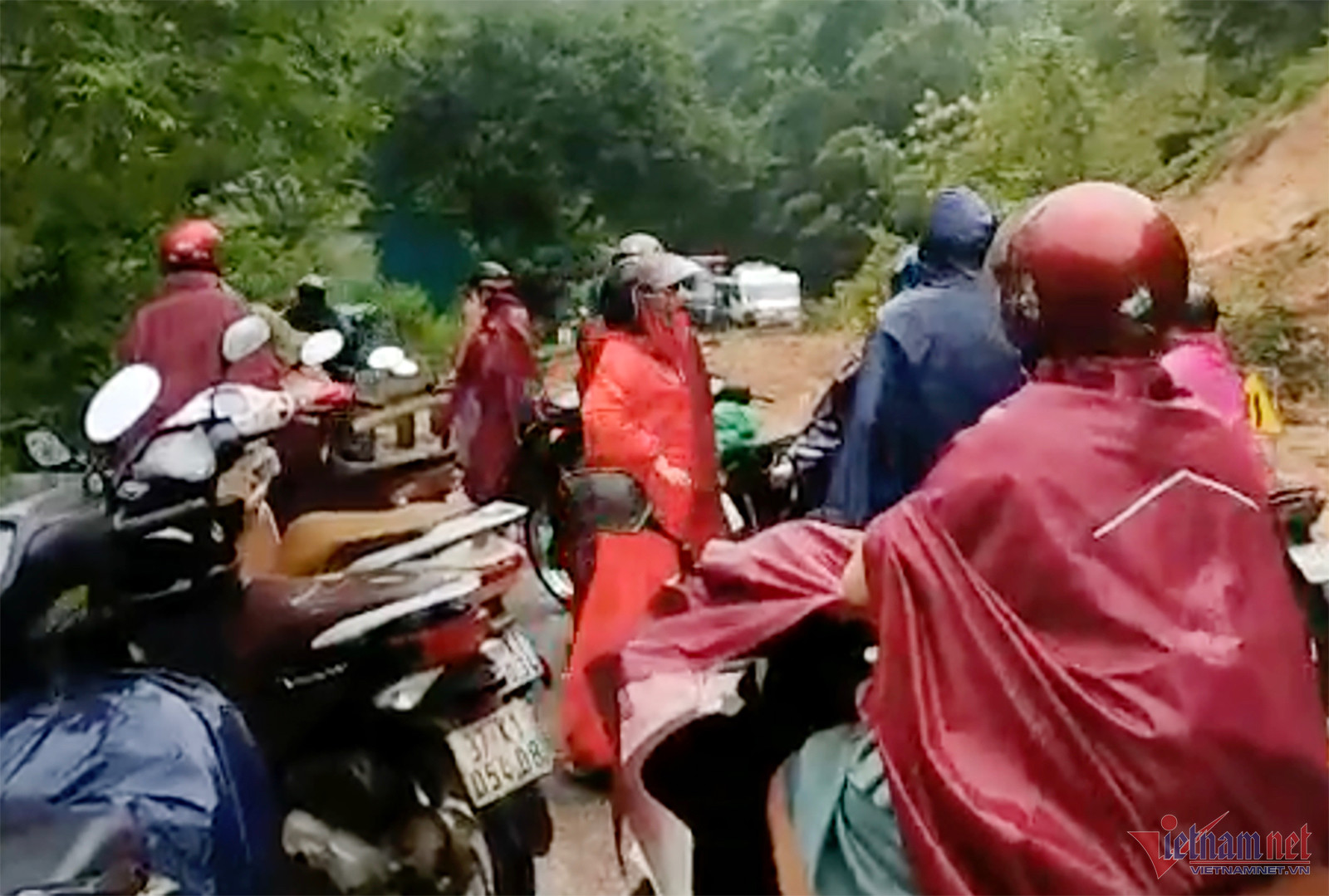 Mưa lũ tàn phá miền Trung, người dân oằn mình khắc phục-6