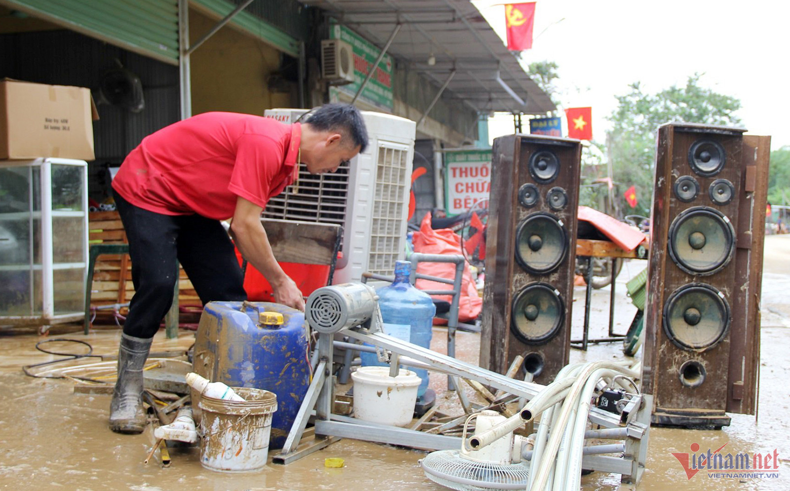 Mưa lũ tàn phá miền Trung, người dân oằn mình khắc phục-7