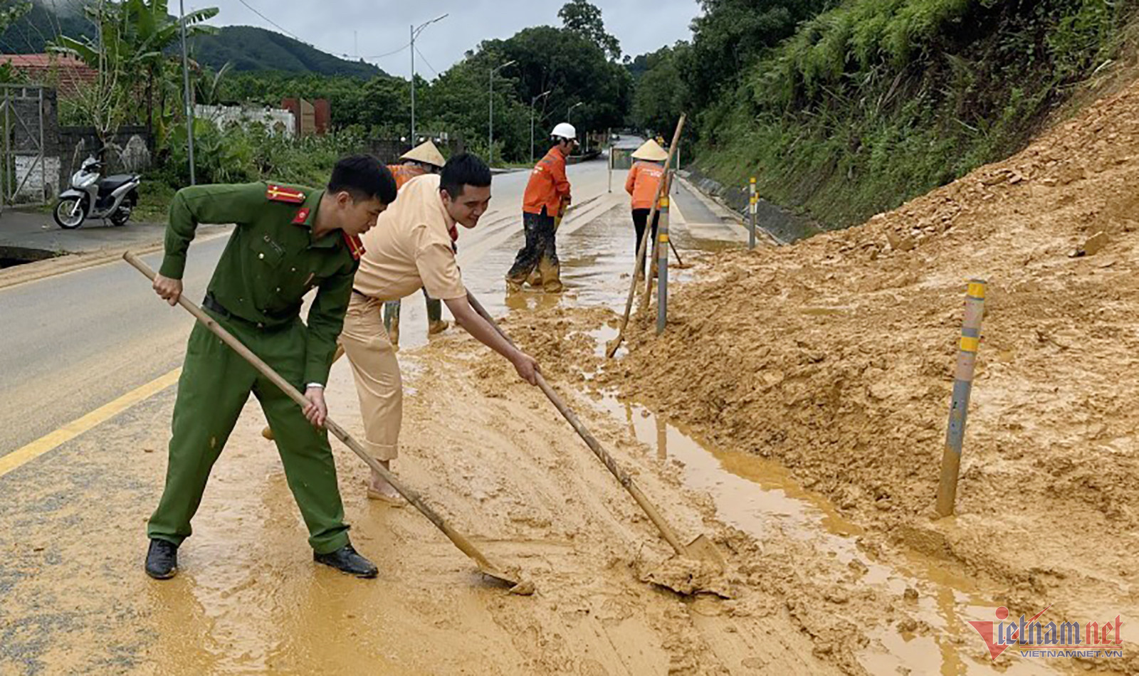 Mưa lũ tàn phá miền Trung, người dân oằn mình khắc phục-10