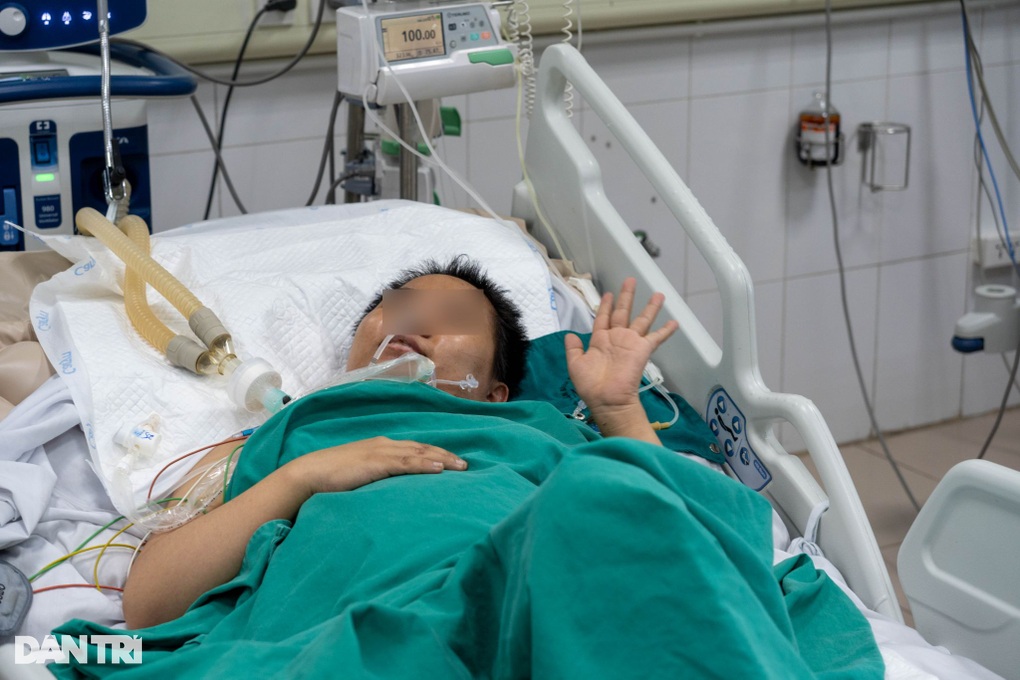 Hà Nội: Con vừa chào đời, mẹ chỉ còn 10% cơ hội sống vì sốt xuất huyết-4