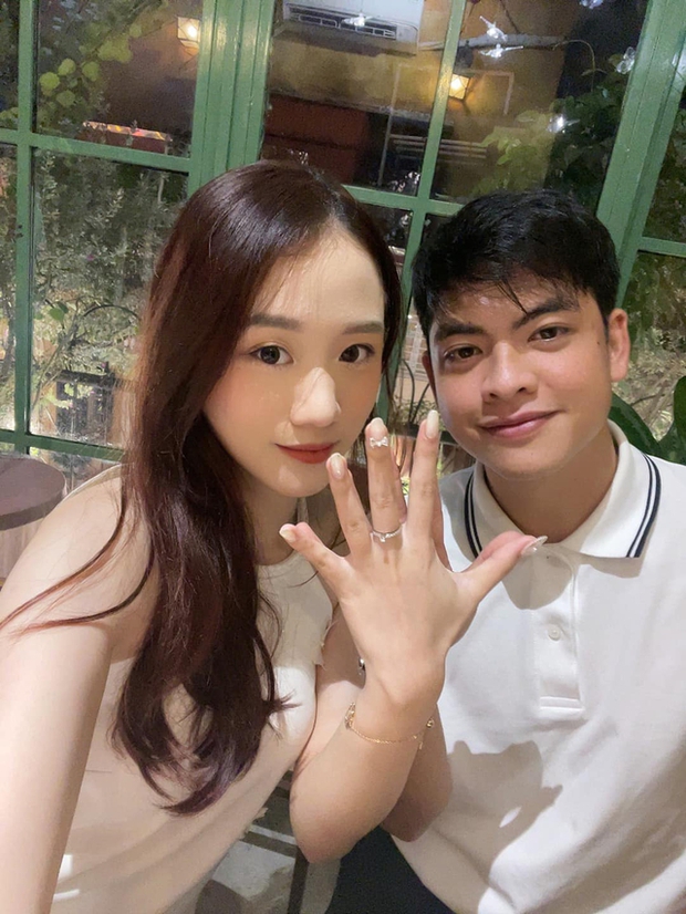 Cầu thủ U23 Việt Nam cầu hôn bạn gái đúng dịp trung thu, được nàng gật đầu đồng ý-2