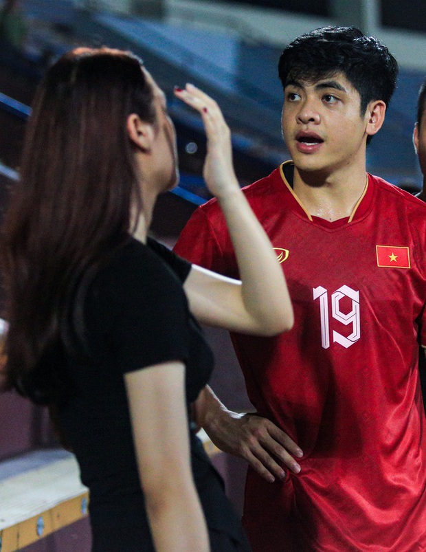 Cầu thủ U23 Việt Nam cầu hôn bạn gái đúng dịp trung thu, được nàng gật đầu đồng ý-4