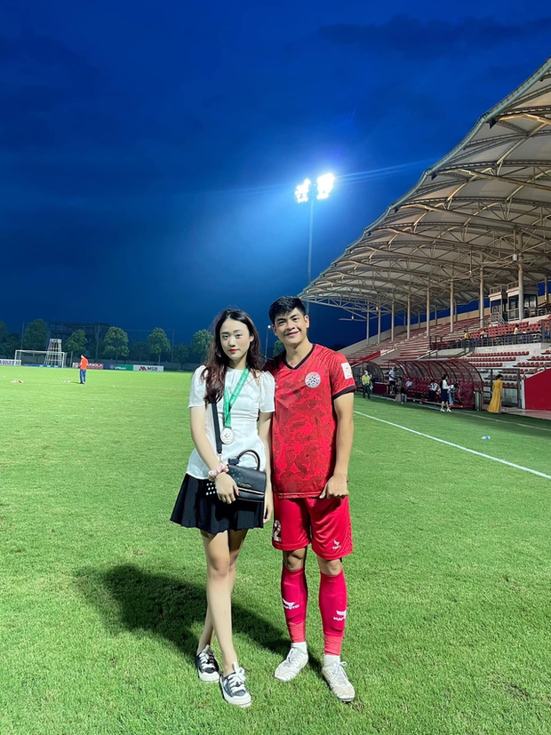 Cầu thủ U23 Việt Nam cầu hôn bạn gái đúng dịp trung thu, được nàng gật đầu đồng ý-5