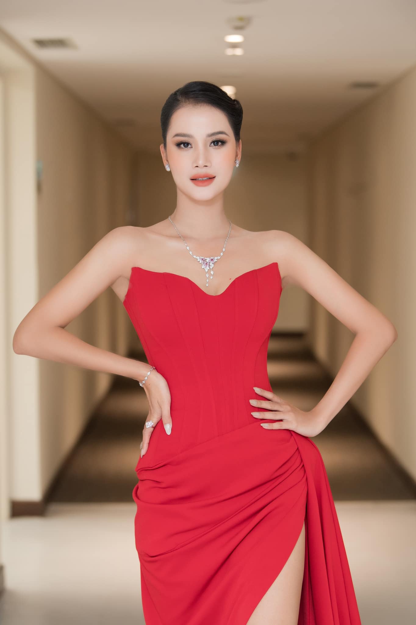2 Á hậu Miss Universe Vietnam: Một người là cô bé chăn trâu trốn mẹ thi Hoa hậu, một người vừa vượt qua phẫu thuật khối u ở ngực-3