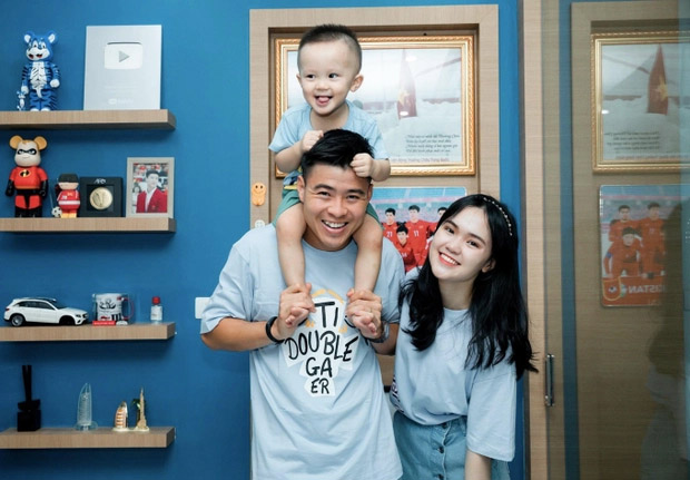 Chịu chơi như Duy Mạnh, chi gần 50 triệu mua iphone 15 Pro Max tặng Quỳnh Anh nhân dịp trung thu-3