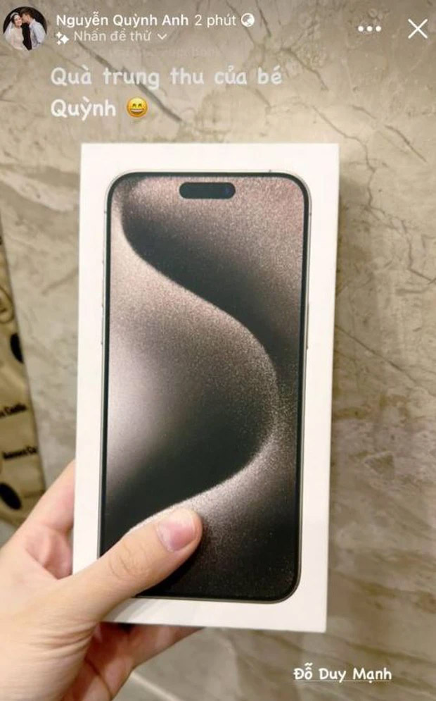 Chịu chơi như Duy Mạnh, chi gần 50 triệu mua iphone 15 Pro Max tặng Quỳnh Anh nhân dịp trung thu-1