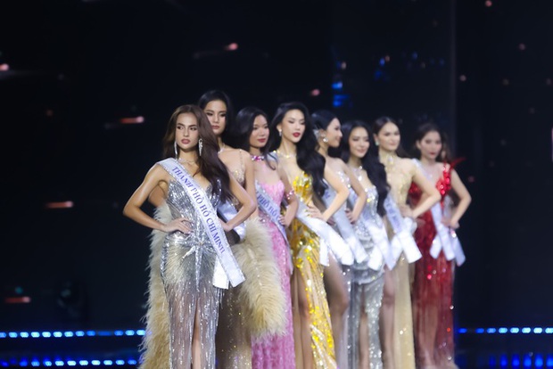 Màn công bố top 5 lạ đời ở Miss Universe Vietnam: MC kém duyên, cách công bố thí sinh gây tranh cãi-1