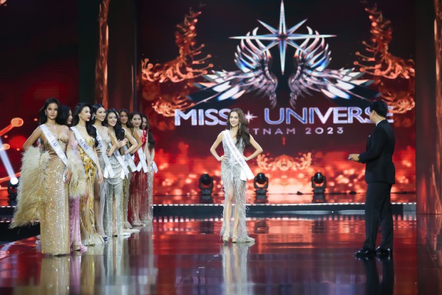 Màn công bố top 5 lạ đời ở Miss Universe Vietnam: MC kém duyên, cách công bố thí sinh gây tranh cãi-2