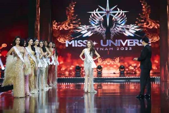 Màn công bố top 5 lạ đời ở Miss Universe Vietnam: MC kém duyên, cách công bố thí sinh gây tranh cãi