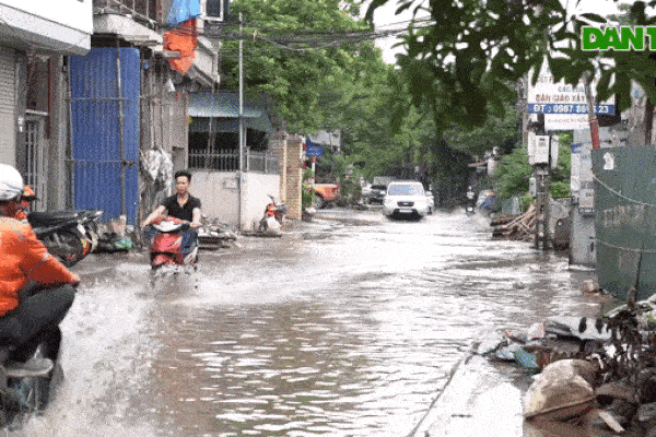 Phương tiện 'thi bơi' trên con phố ngập giữa trời tạnh ráo
