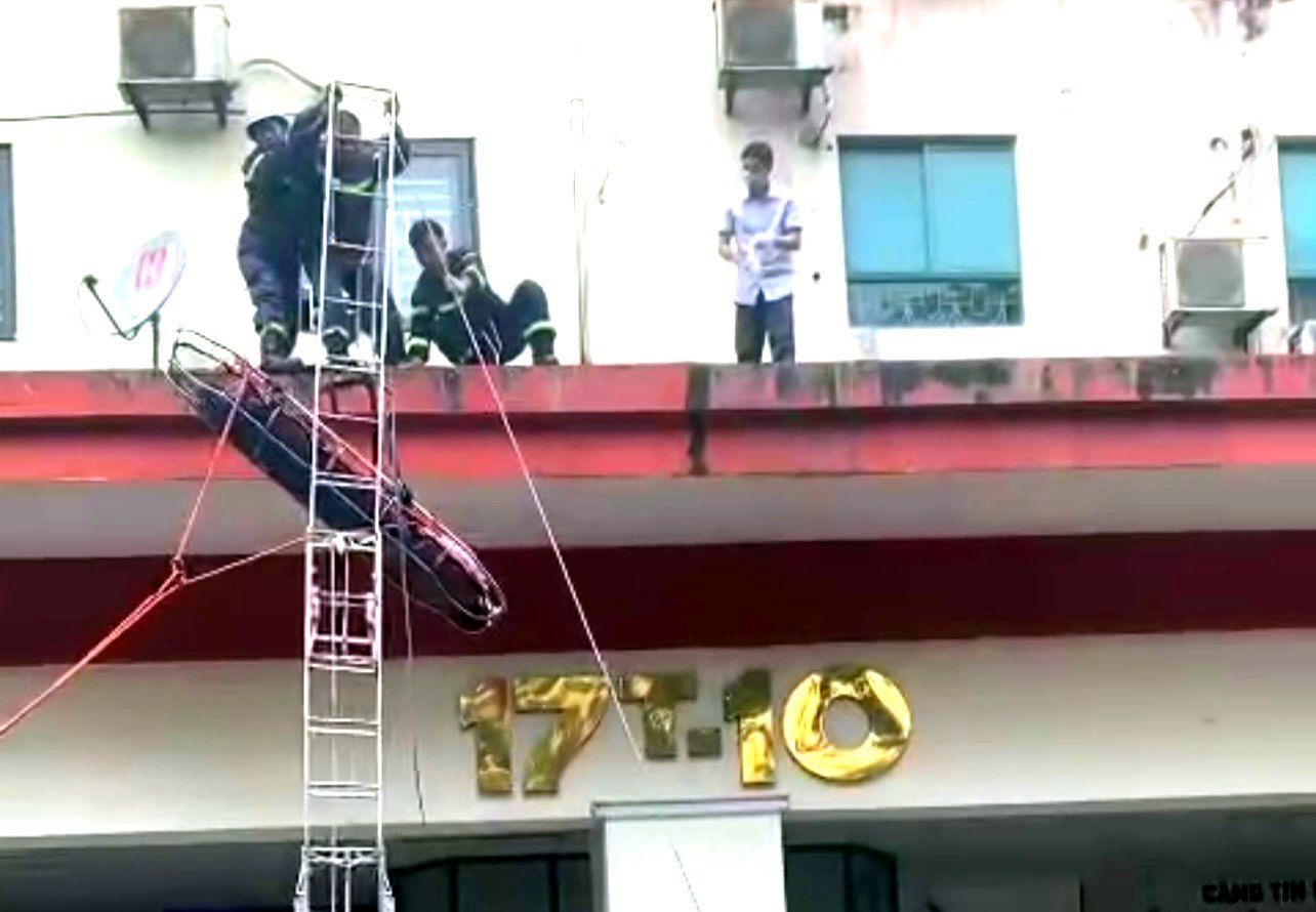 Người phụ nữ ở Hà Nội rơi từ chung cư xuống mặt thoáng trần tầng 1-2