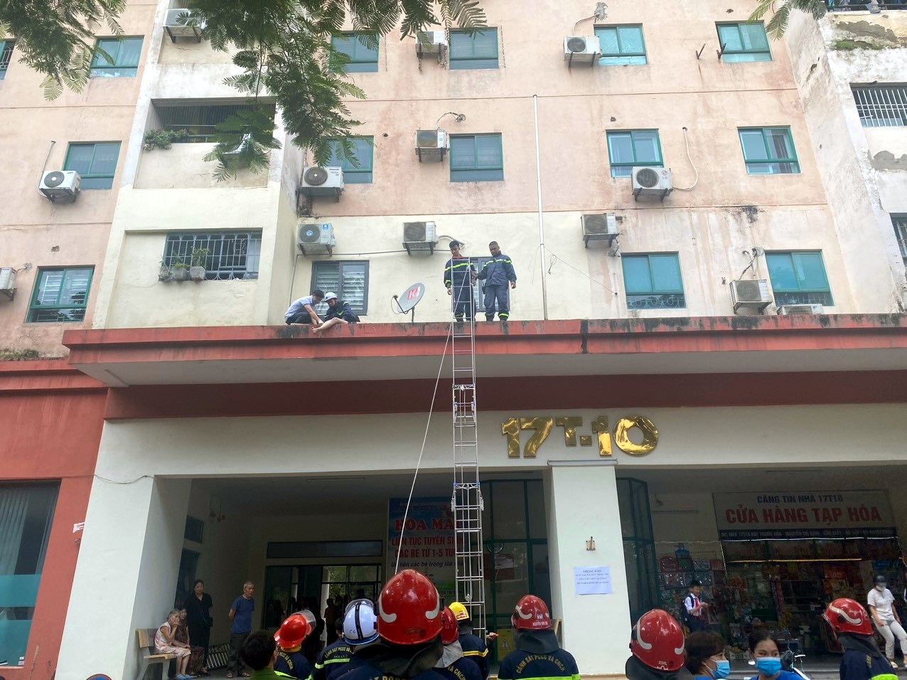 Người phụ nữ ở Hà Nội rơi từ chung cư xuống mặt thoáng trần tầng 1-1