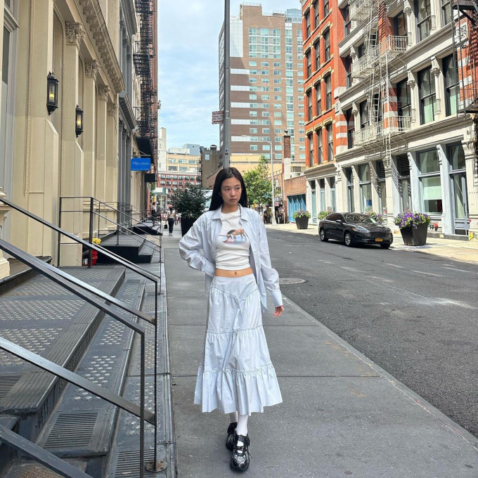 Bao nhiêu lần diện áo sơ mi là bấy nhiêu lần Jennie ghi điểm với các chiêu mix đồ cực bén-1