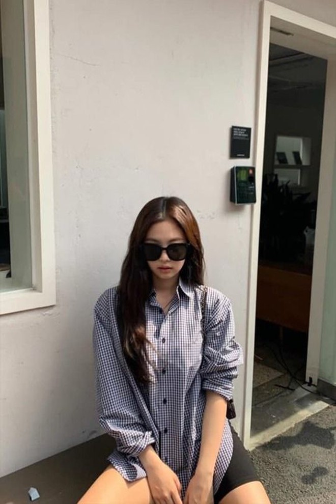 Bao nhiêu lần diện áo sơ mi là bấy nhiêu lần Jennie ghi điểm với các chiêu mix đồ cực bén-7