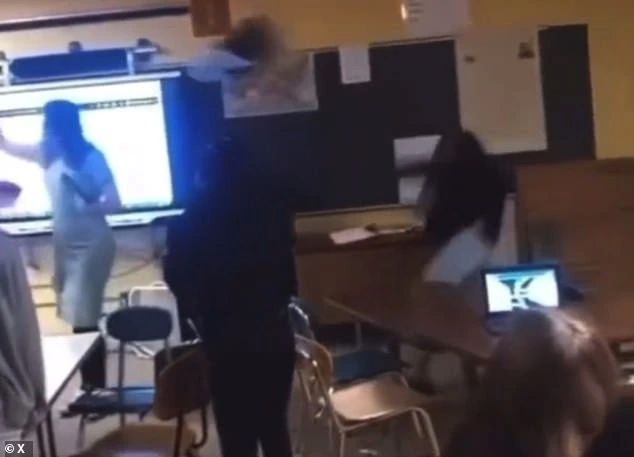 Giáo viên ngất xỉu tại chỗ vì bị học sinh ném ghế vào đầu, video vụ việc gây phẫn nộ-2