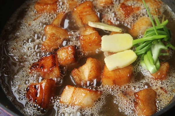 Thịt kho đượm vị đưa cơm hơn khi thêm nguyên liệu này-4