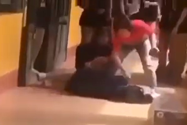 Vụ nữ sinh Hà Nội quỳ khóc ở cửa lớp, sở yêu cầu hiệu trưởng rút kinh nghiệm-2