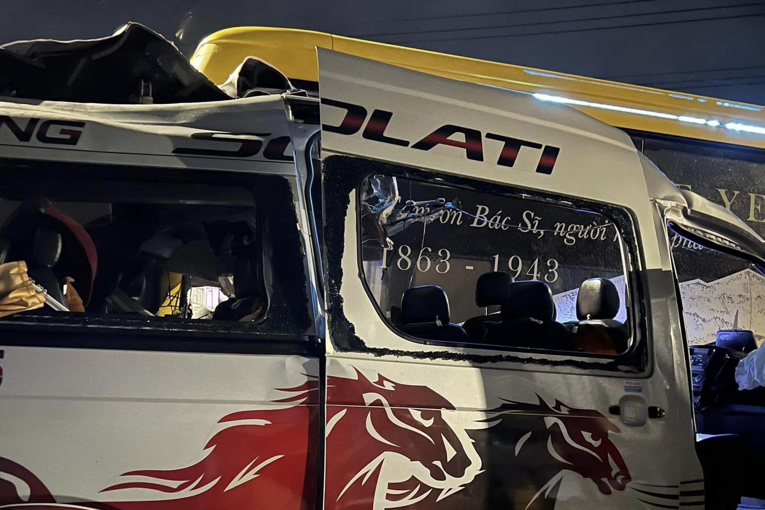 Hiện trường đau thương nơi 2 xe khách tông trực diện, 4 người tử vong-5